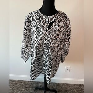 NWT Kaktus Black and Ivory Geometric Blouse Button Detail Size 2X